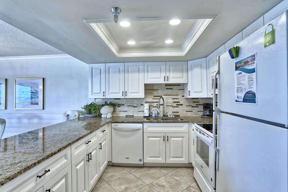 Condo, Multiple Beds (Emerald Isle 602) | Private kitchen | Oven, toaster