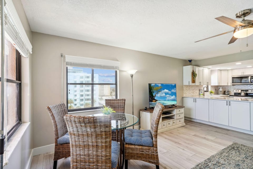 Condo, 1 King Bed (Emerald Isle 604) | Dining