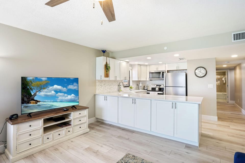 Condo, 1 King Bed (Emerald Isle 604) | Private kitchen | Oven, toaster
