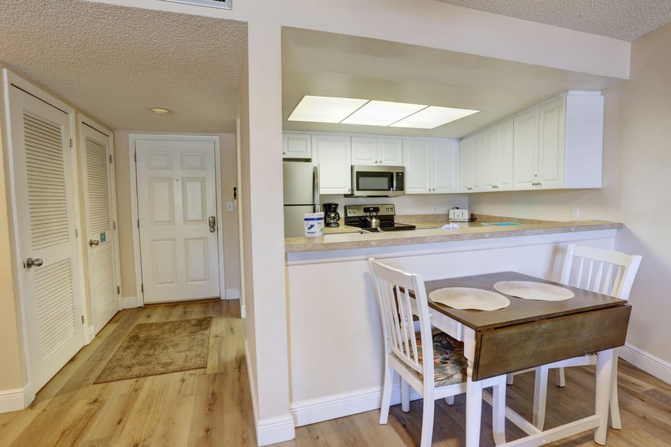 Condo, 1 King Bed with Sofa bed (Land's End 1-202 Bay Front) | Dining
