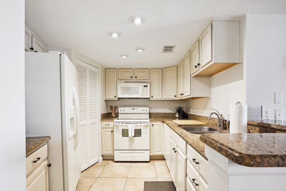 Condo, 1 King Bed (Land's End 1-208 Bay Front - Premier) | Private kitchen | Oven, toaster