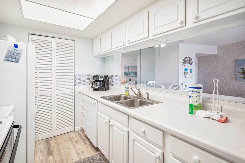 Condo, 1 Queen Bed with Sofa bed (Land's End 1-307 Gulf View) | Private kitchen | Oven, toaster