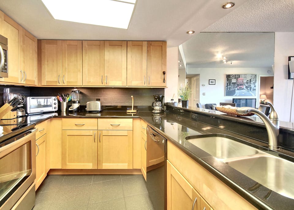 Condo, 1 King Bed with Sofa bed (Land's End 1-402 Bay Front - Premier) | Private kitchen | Oven, toaster
