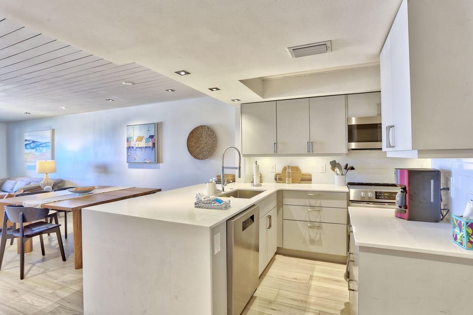 Condo, Multiple Beds (Land's End 11-203 Beach Front - Premi) | Private kitchen