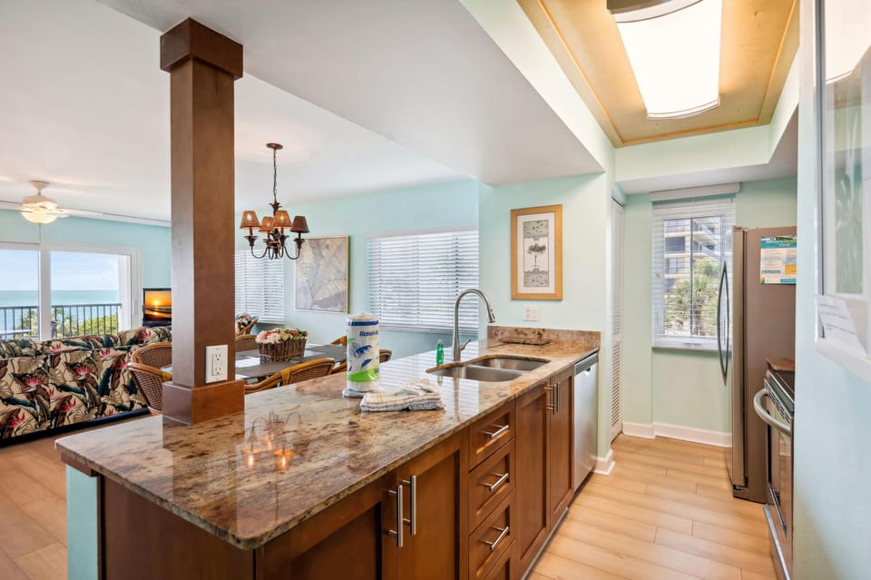 Condo, 1 King Bed with Sofa bed (Land's End 11-307 Beach Front - Premi) | Private kitchen | Oven, toaster