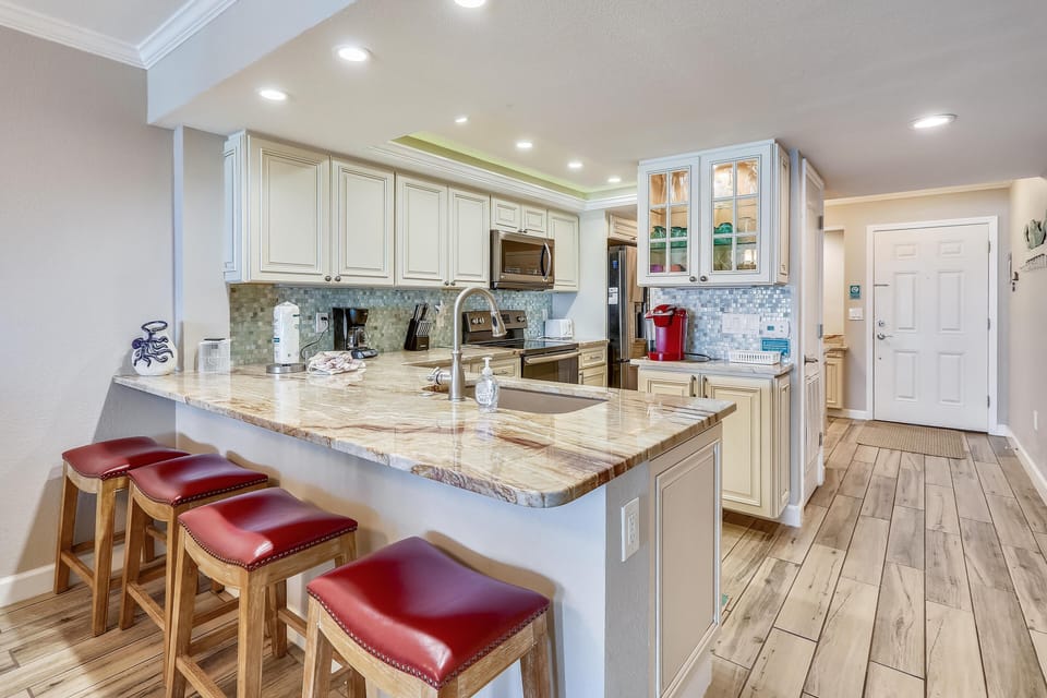 Condo, Multiple Beds (Land's End 11-405 Beach Front - Premi) | Private kitchen