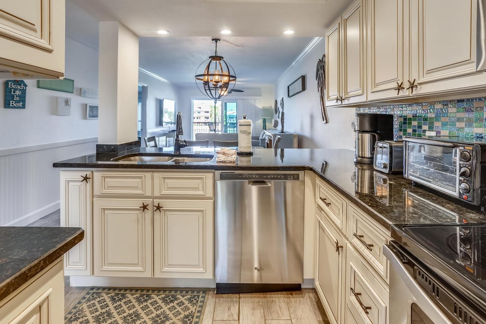 Condo, 1 King Bed (Land's End 3-203 Bay Front - Premier) | Private kitchen | Oven, toaster