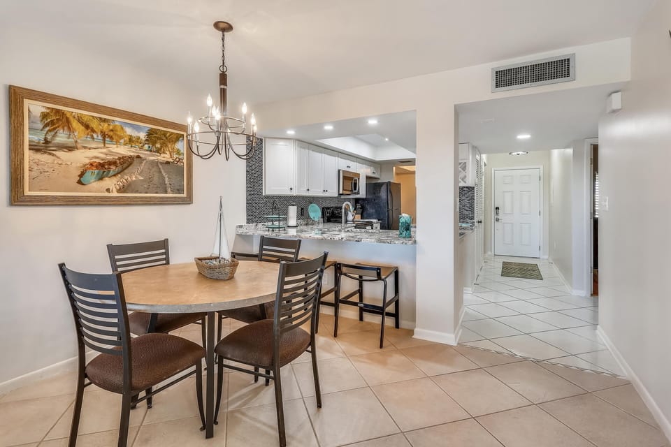 Condo, Multiple Beds (Land's End 3-404 Bay Front) | Dining