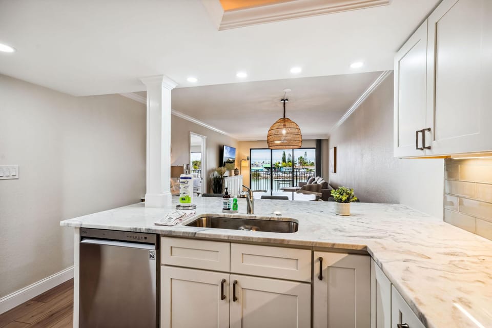 Condo, 1 King Bed (Land's End 4-204 Bay Front - Premier) | Private kitchen | Oven, toaster