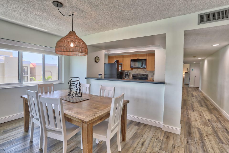 Condo, Multiple Beds (Land's End 4-406 Bay Front) | Dining
