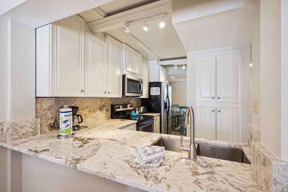 Condo, 1 King Bed (Land's End 5-202 Gulf-Bay Front - Pre) | Private kitchen | Oven, toaster