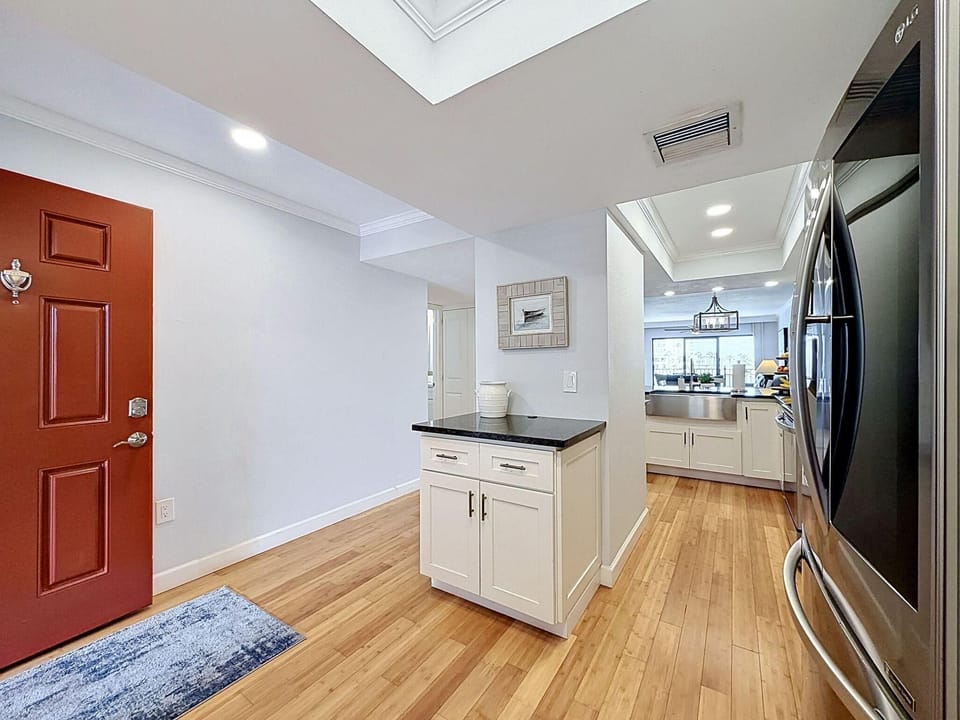 Condo, Multiple Beds (Land's End 5-204 Gulf-Bay Front - Pre) | Interior