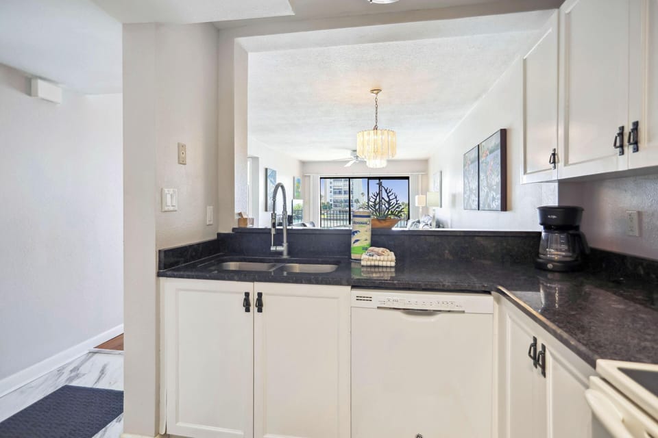 Condo, 1 King Bed with Sofa bed (Land's End 5-303 Gulf-Bay Front) | Private kitchen | Oven, toaster