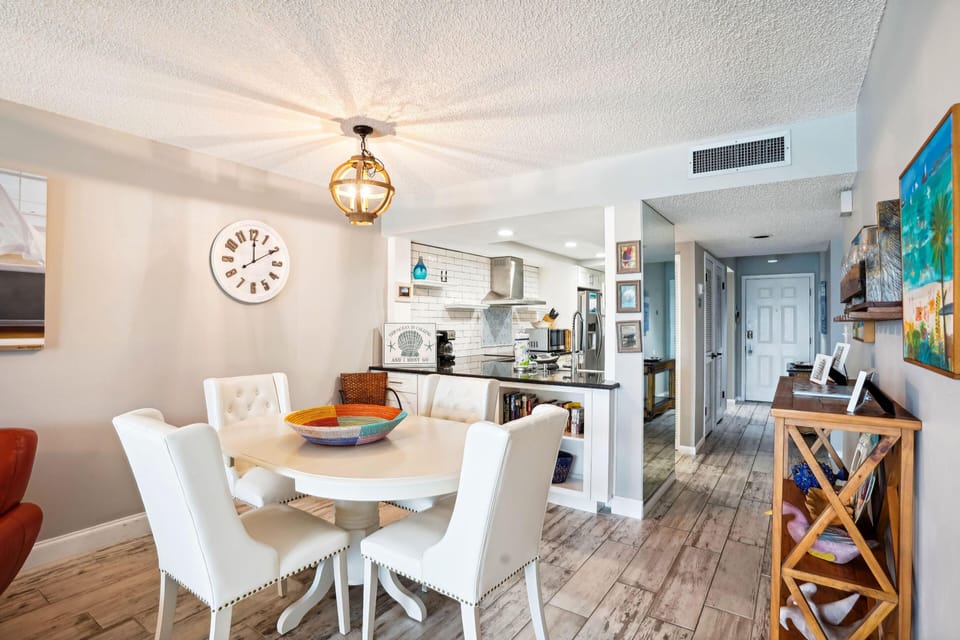 Condo, Multiple Beds (Land's End 5-403 Gulf-Bay Front - Pre) | Dining