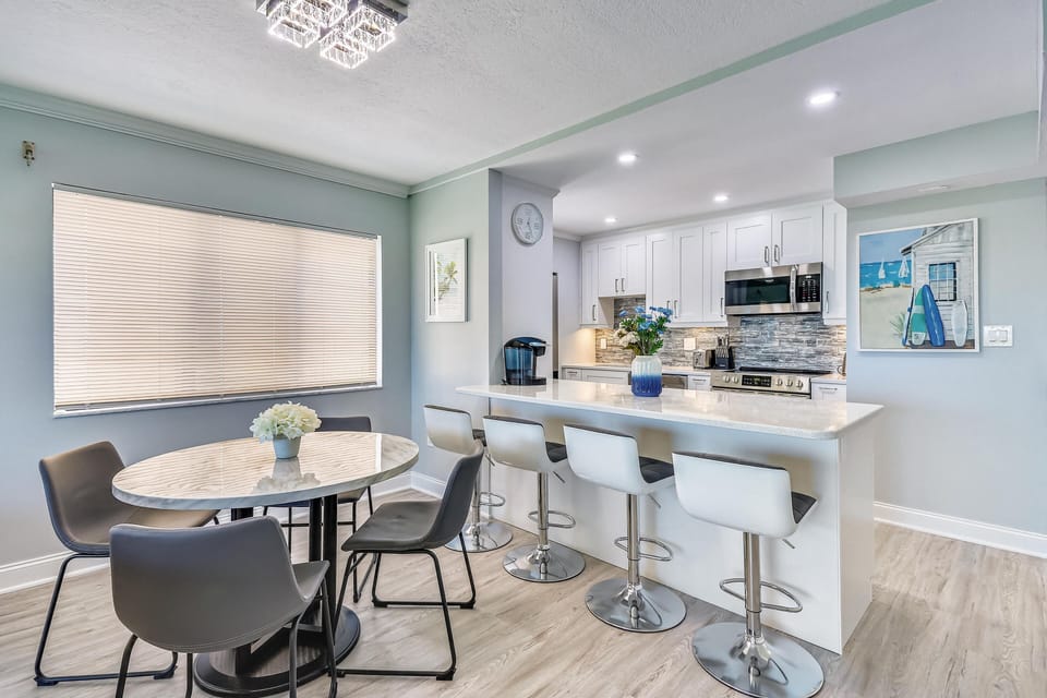 Condo, 1 King Bed with Sofa bed (Land's End 6-205 Beach Front - Premie) | Dining