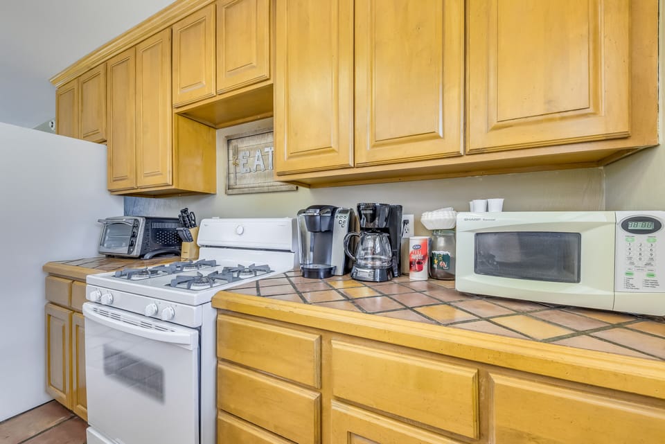 Kitchen | Equipped w/ Cooking Basics
