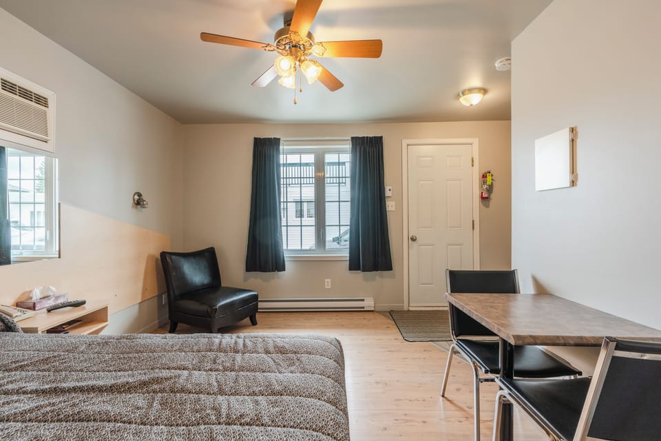 Standard Room, 1 Double Bed | Desk, laptop workspace, free WiFi, bed sheets