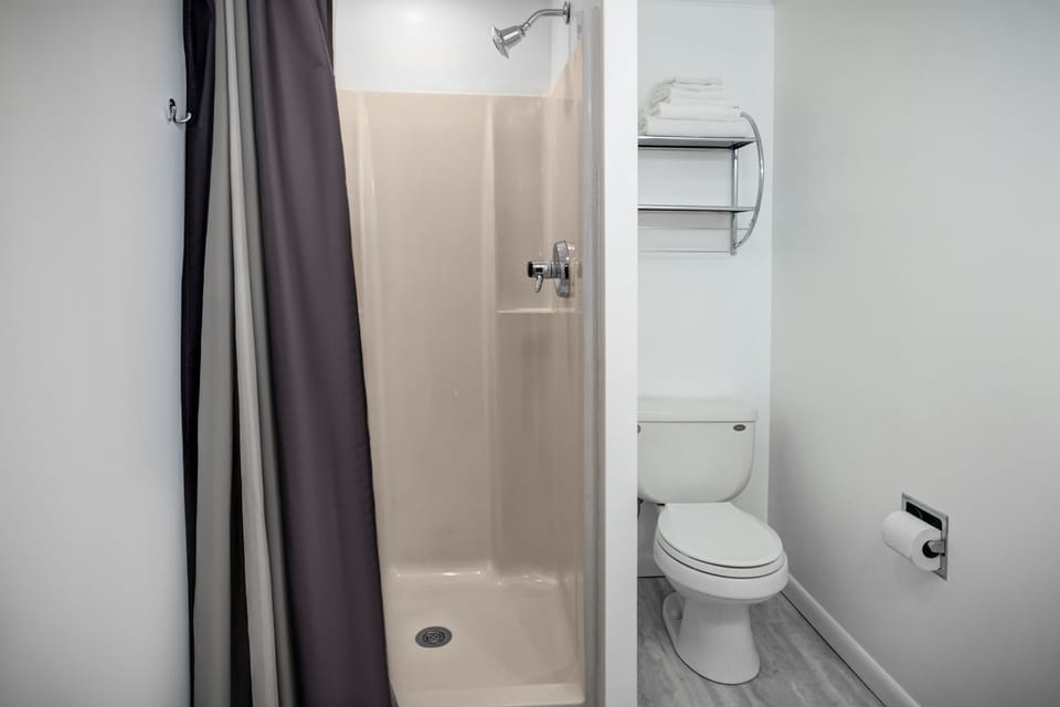 Room, 1 Queen Bed, Microwave | Bathroom | Free toiletries, hair dryer, towels