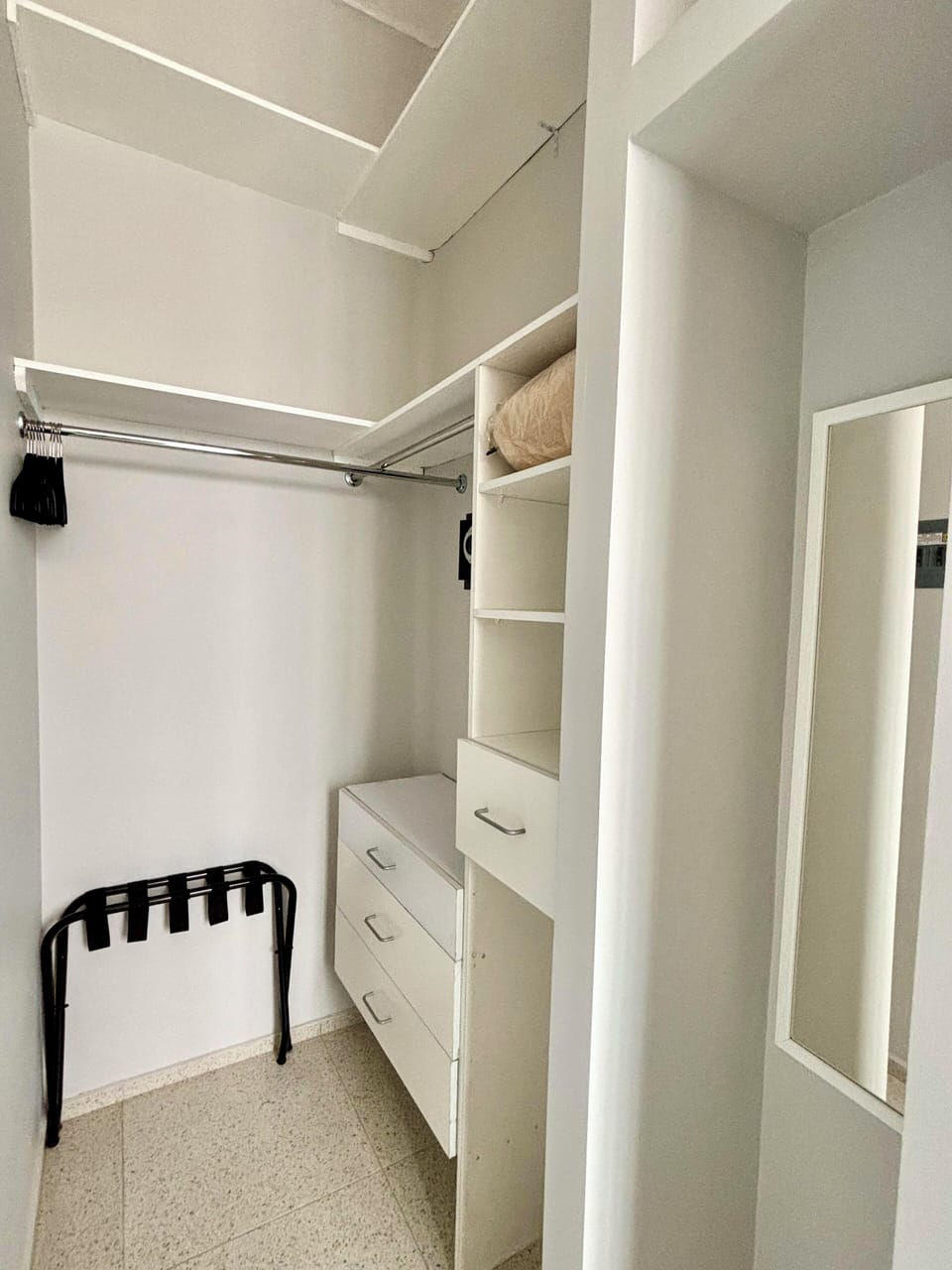 Business Studio Suite | Wardrobe