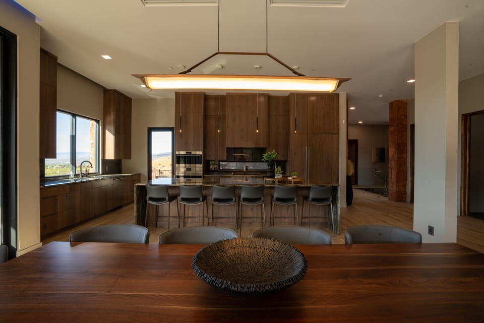 Dining seats 10