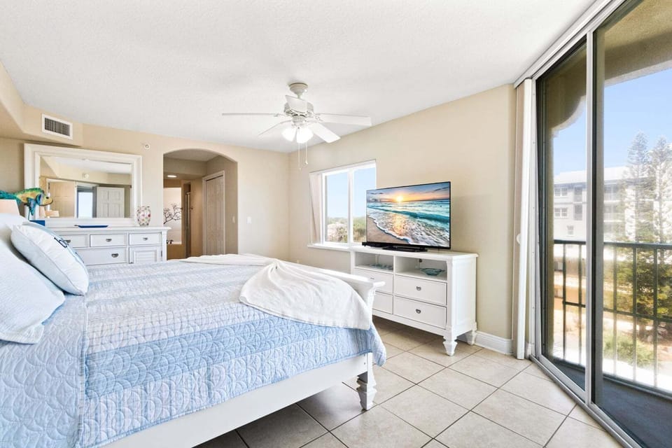 End your day in this comfy king bed with a stunning view, and wake up refreshed for another perfect day!
