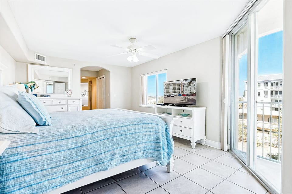End your day in this comfy king bed with a stunning view, and wake up refreshed for another perfect day!