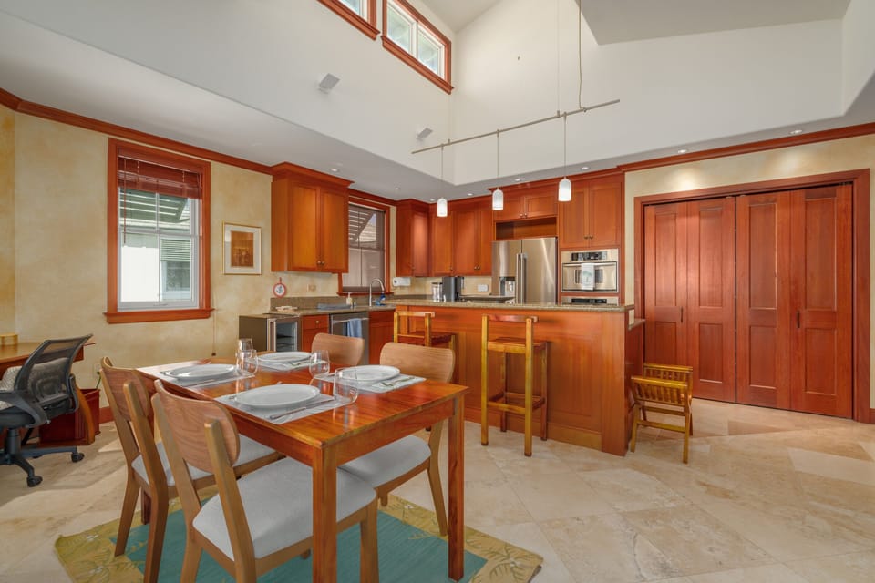 There is also a dining table on the lanai