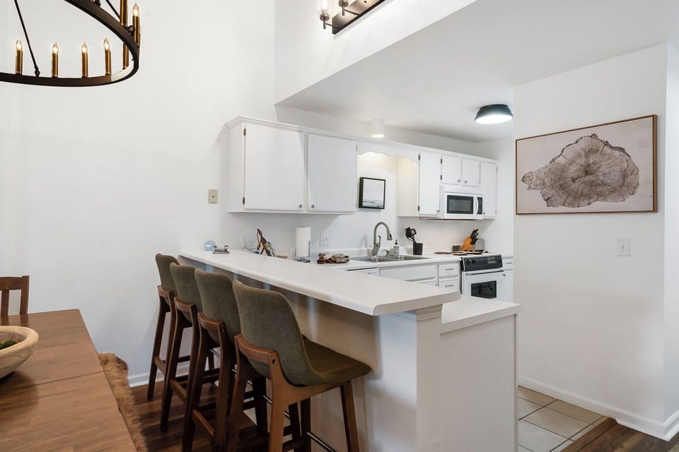 Breakfast bar and bench seating in dining table.