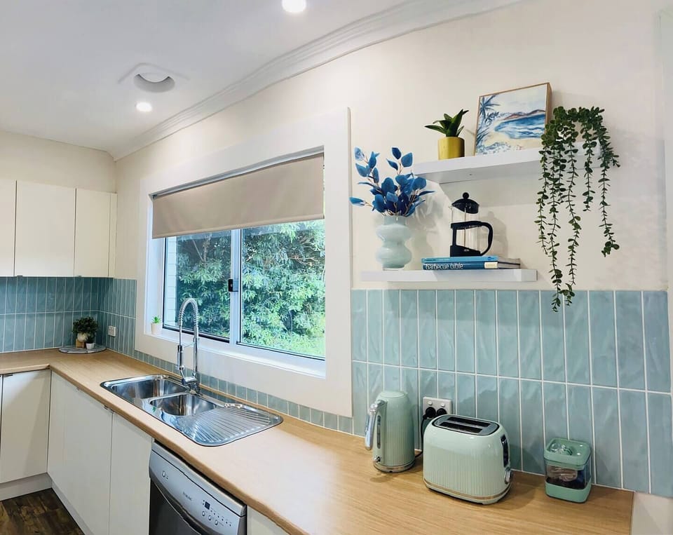 Kitchen, Dishwasher, Big window with Greenviews of back garden