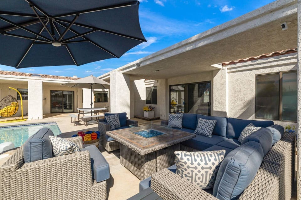 Shaded Conversation Set by the Pool