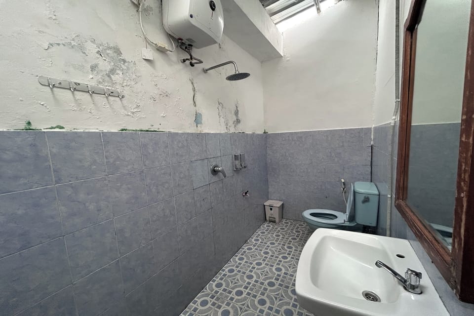 Shower, rainfall showerhead, free toiletries, towels