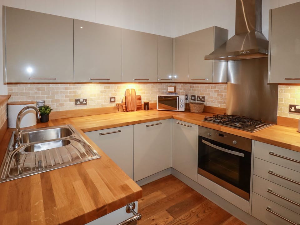 Fridge, dishwasher, cookware/dishes/utensils