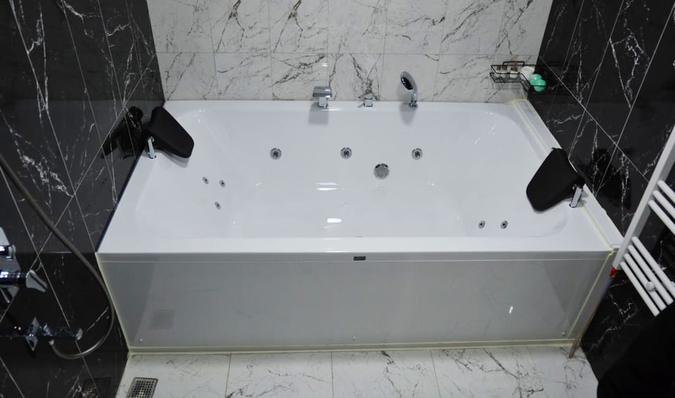 Honeymoon Room | Bathroom | Free toiletries, hair dryer, slippers, towels