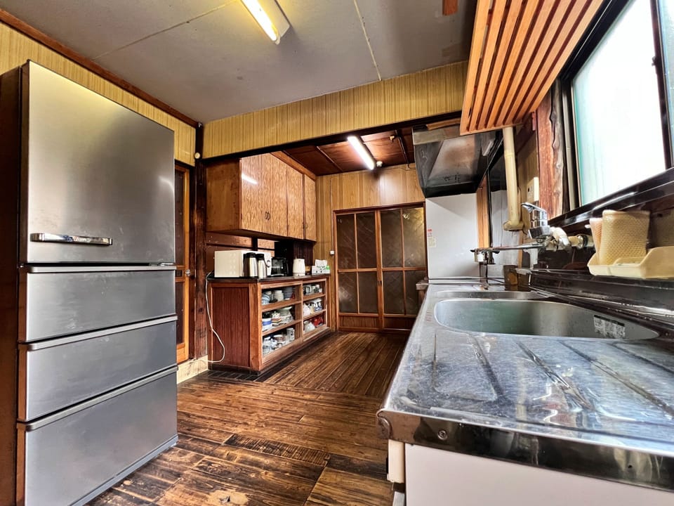 Full-size fridge, microwave, stovetop, toaster