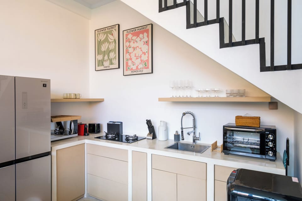 Deluxe Villa | Private kitchen | Fridge, microwave, oven, electric kettle