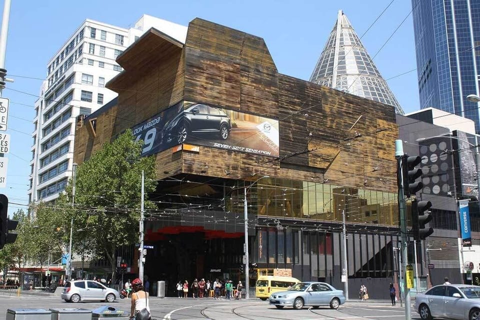 Only a 2min walk to Melbourne Central...