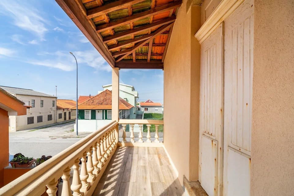 Varanda com mesa e churrasqueira a gás