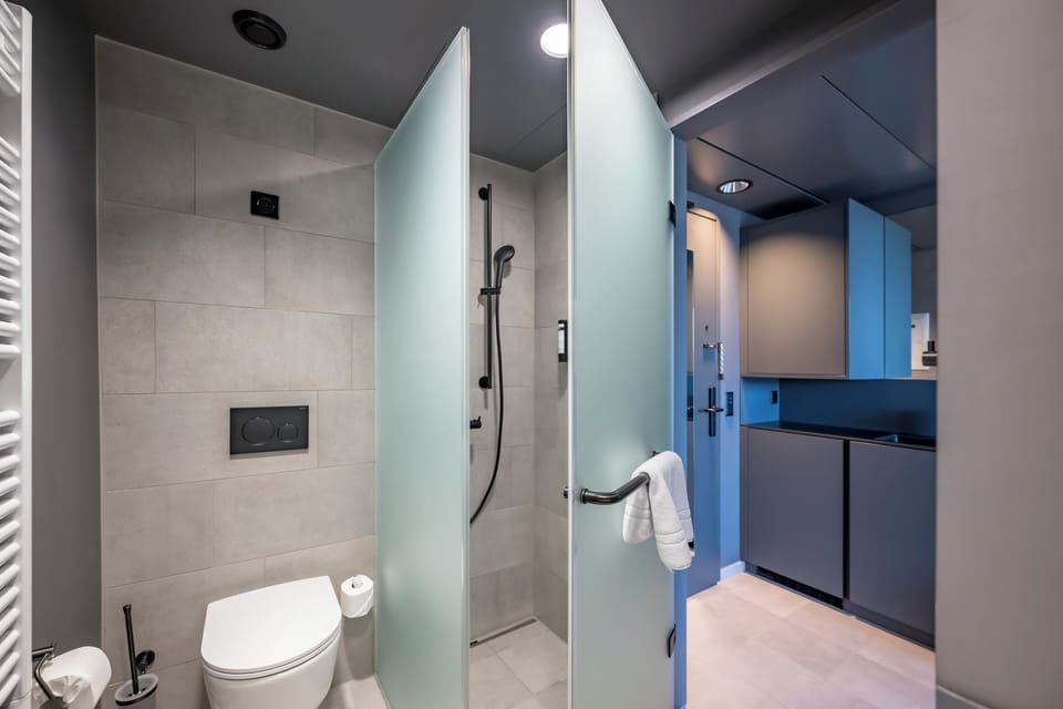 Family Room | Bathroom | Shower, hair dryer, towels, soap