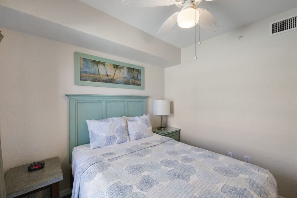 Guest Bedroom, Queen Bed