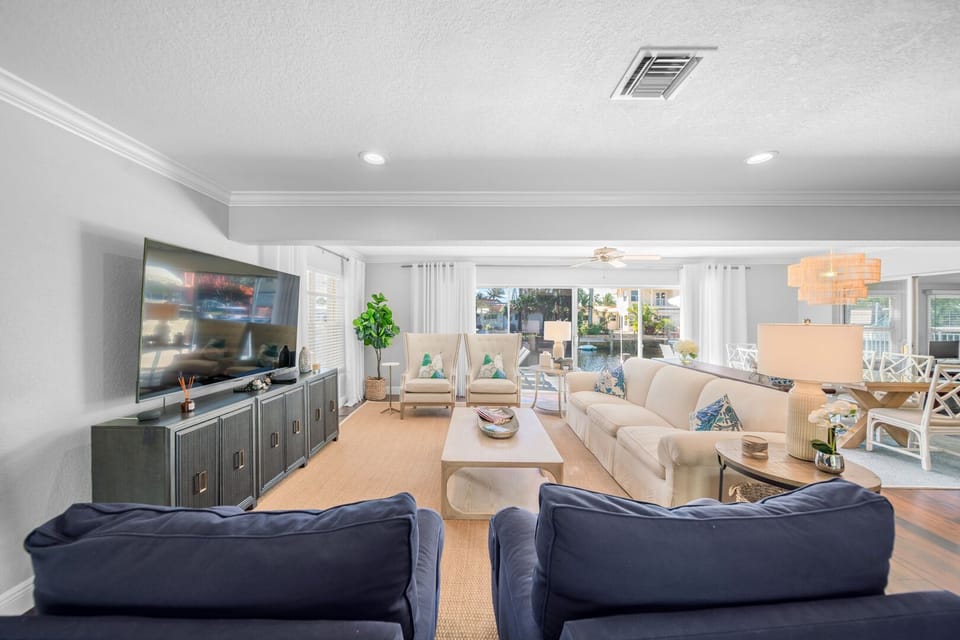 Modern, opn plan interior
