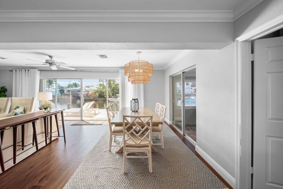 Dining area seats 6
