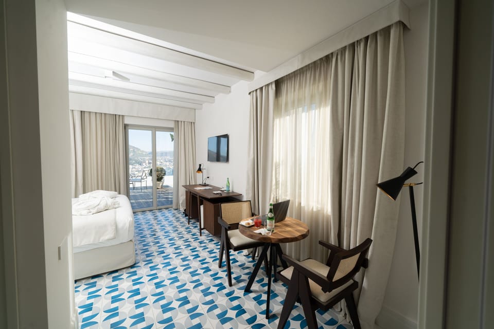 Premium bedding, in-room safe, desk, laptop workspace