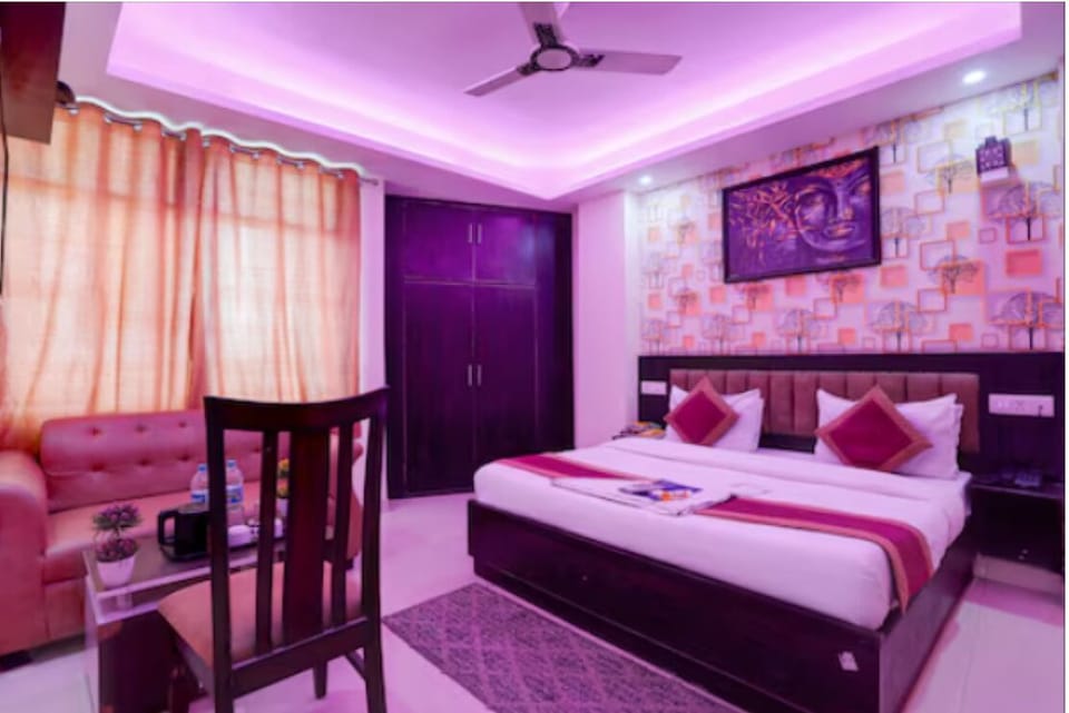 Deluxe Room | Desk, bed sheets