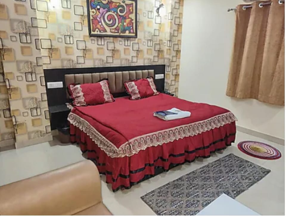 Family Room | Desk, bed sheets