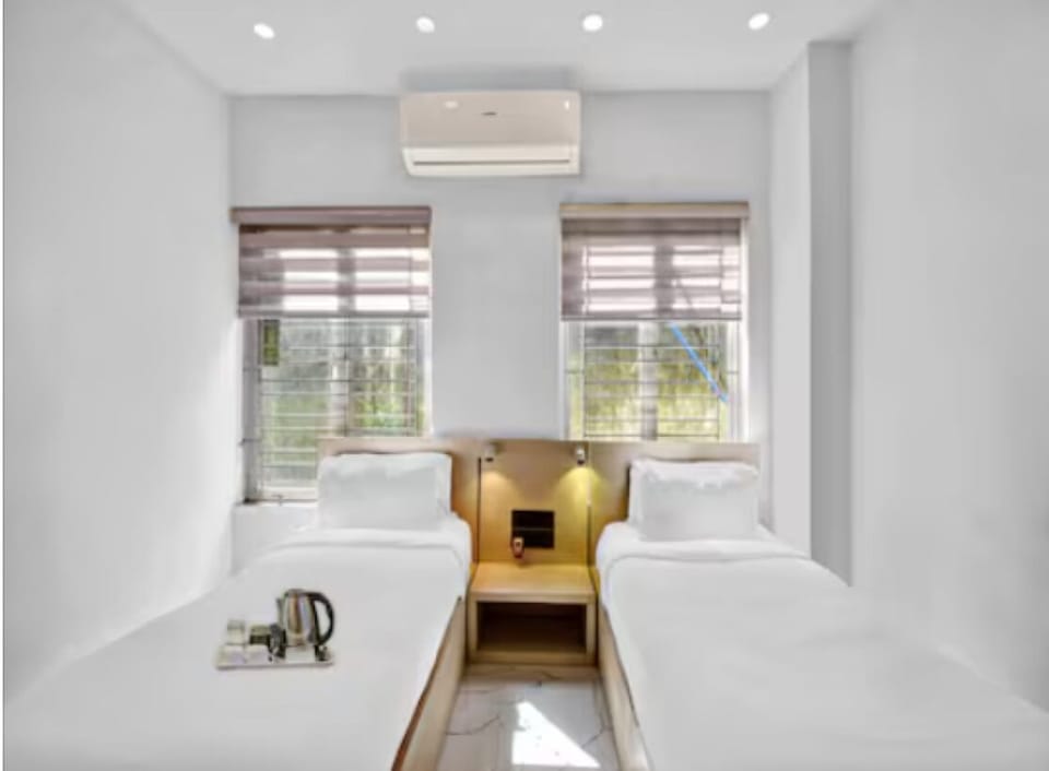 Superior Room | Desk, bed sheets
