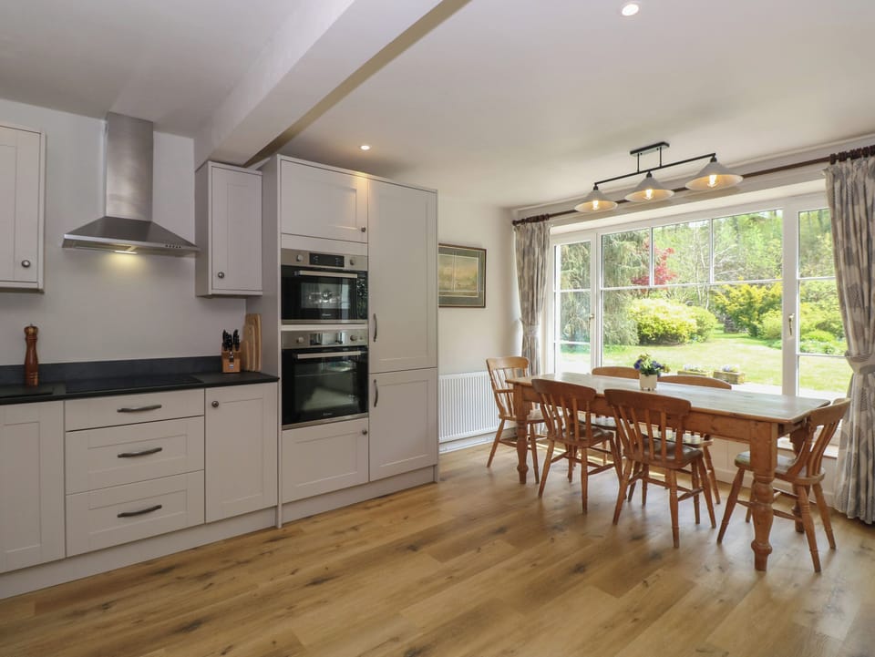 Cottage | Private kitchen | Fridge, dishwasher, toaster, cookware/dishes/utensils