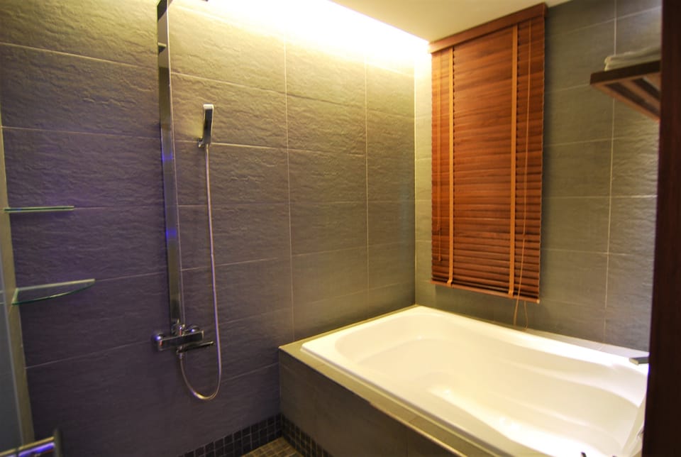 Standard Quadruple Room | Deep soaking bathtub