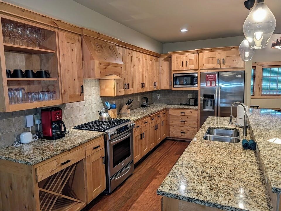 Fully equipped kitchen with granite countertops.