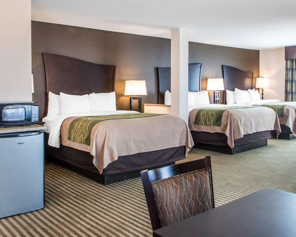 Suite, Non Smoking | Desk, iron/ironing board, cribs (free), WiFi (free)