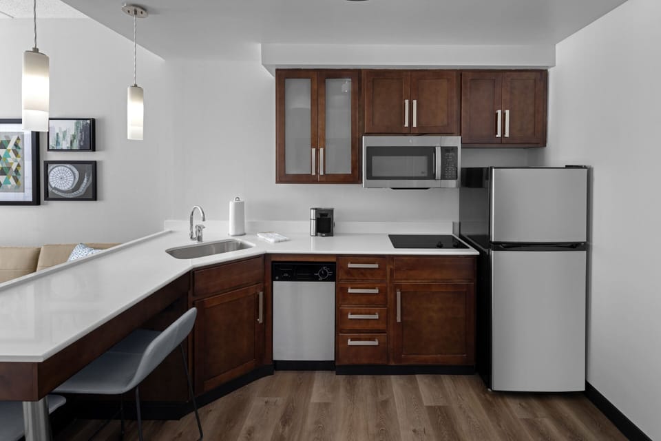 Coffee/tea maker, full-size fridge, microwave, stovetop
